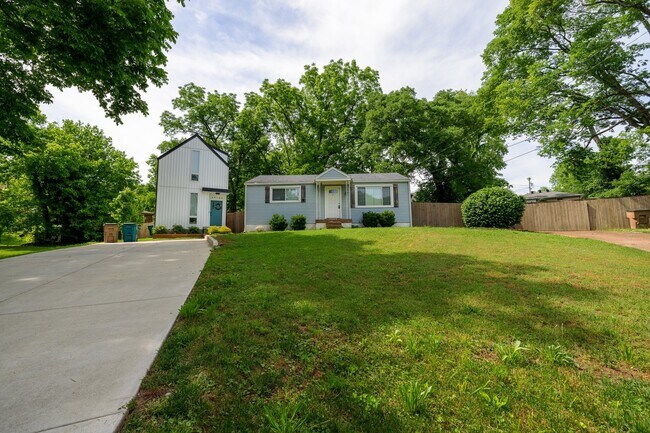 Foto del edificio - **COMING SOON**  Quaint Cul-de-sac Home Now Available in Riverside Village, East Nashville!