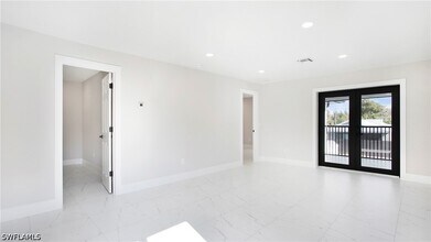 Building Photo - 9002 Somerset Ln