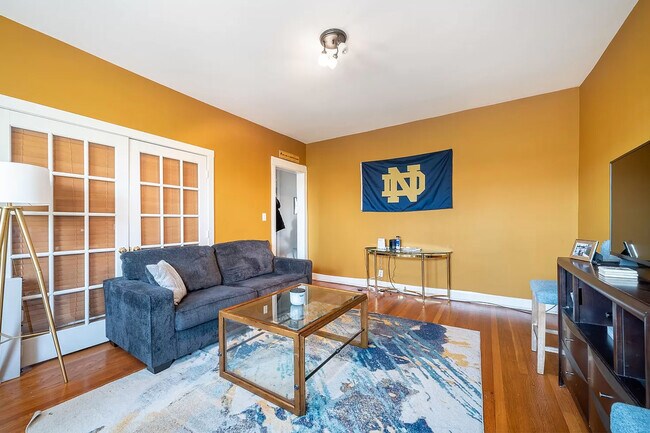 Building Photo - 741 W Wellington Ave