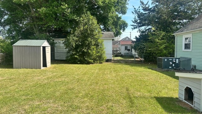 Building Photo - 704 E Country Club Dr