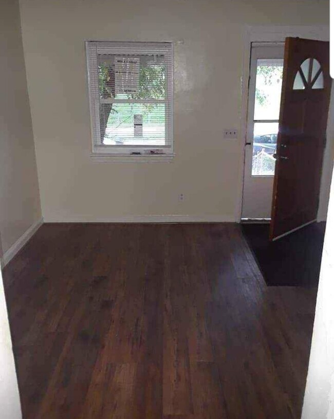 Living room - 215 Buchanan St