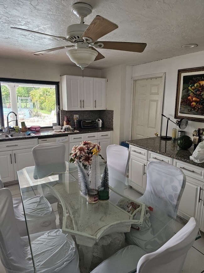 Foto del edificio - 740 Bluebird Ln