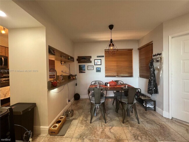 Building Photo - 3 br, 2 bath House - 15549 Miami Lakeway N...
