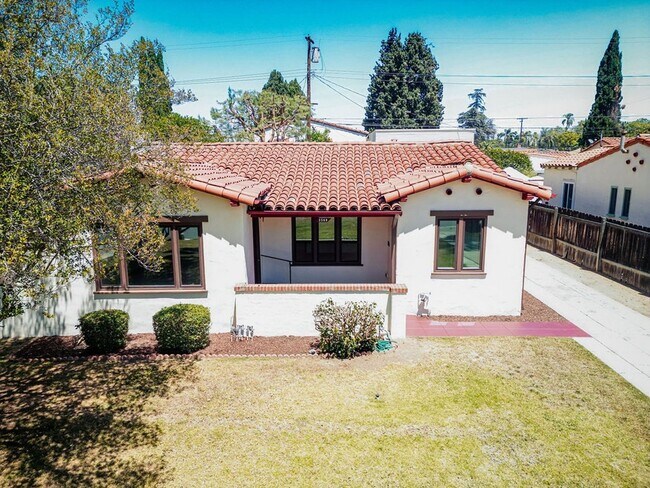 Foto del edificio - Wood Street Charmer - 3 Bed / 2 bath (Front House)