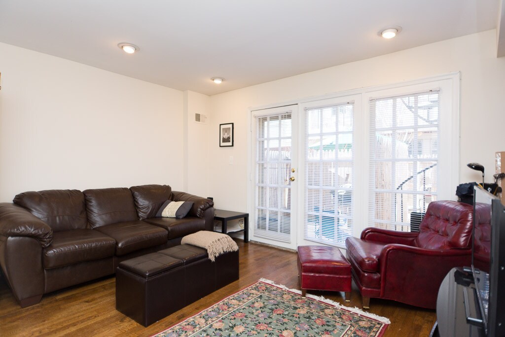 Primary Photo - 4450 MacArthur Blvd NW