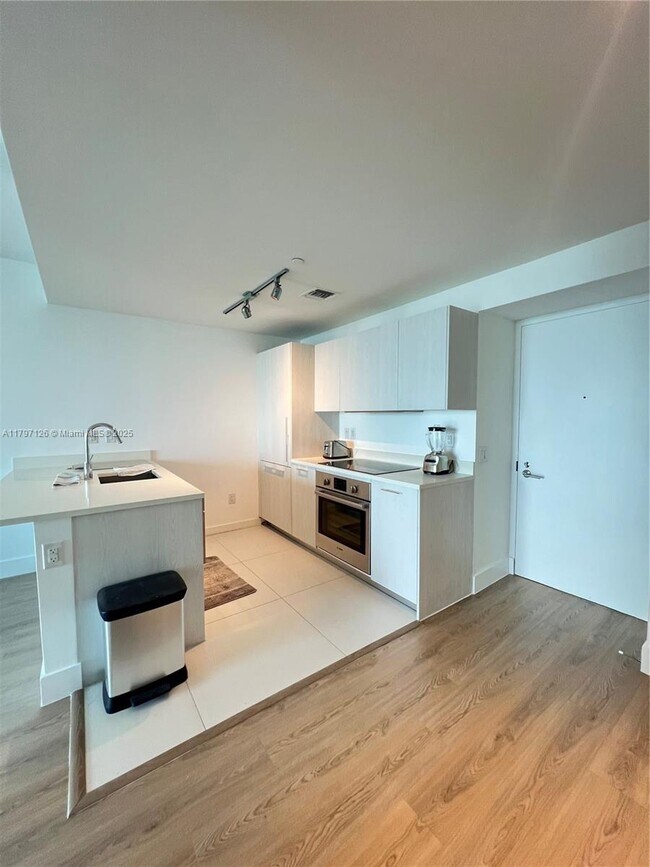 Building Photo - 501 NE 31st St