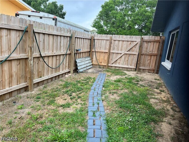 Foto del edificio - 19113-19115 Holly Rd