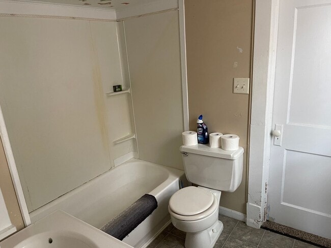 Building Photo - $875 - 3 bed 1 bath - Single Family Home