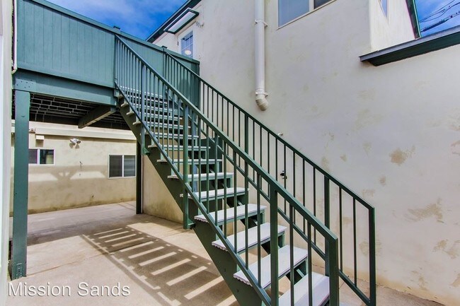 Building Photo - 809-809 Manhattan Ct