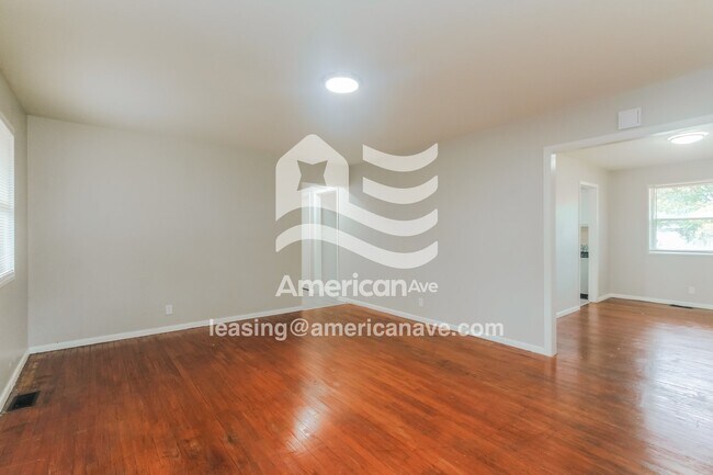 Building Photo - 3950 N Irvington Ave
