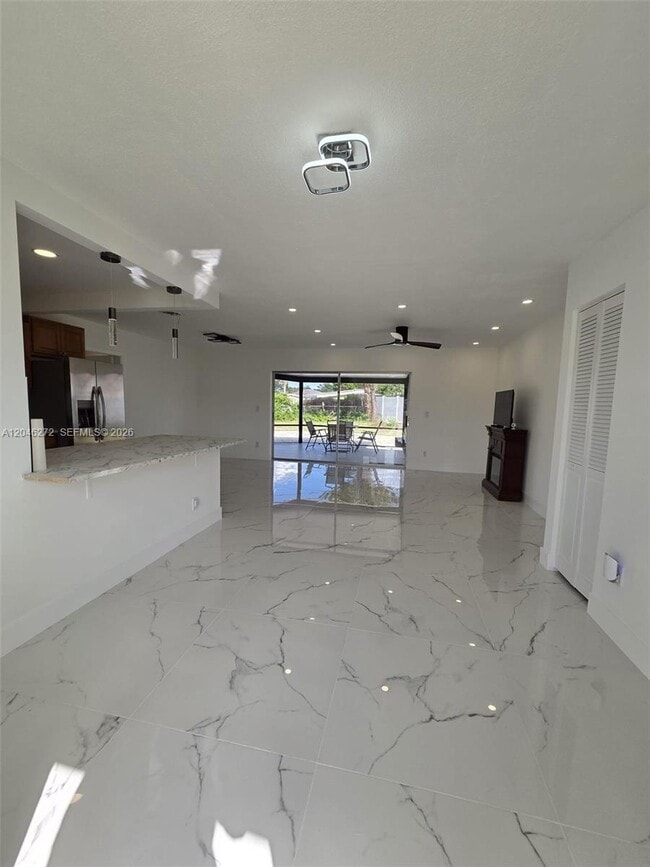 Foto del edificio - 305 SE Airoso Blvd