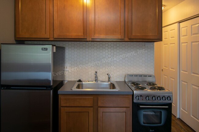 Building Photo - 2008 W Plum St