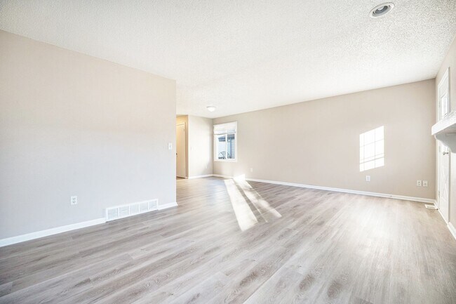 Foto del edificio - Newly Updates 4-Bedroom, 4-Bathroom Townhouse Available Immediately