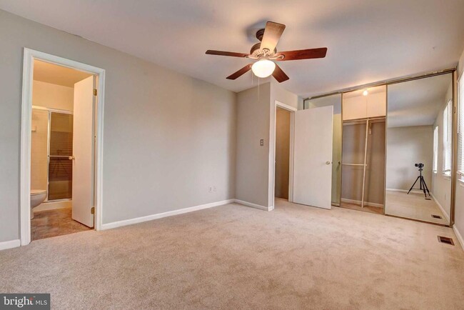 Building Photo - 4005 Summer Hollow Ct