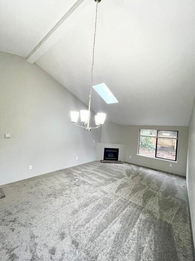 Foto del edificio - Large 2 bedroom, 1.5 bathroom Townhouse st...