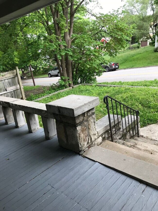 Building Photo - 4 bd / 2 ba KCK off 7th St - Cute home rea...