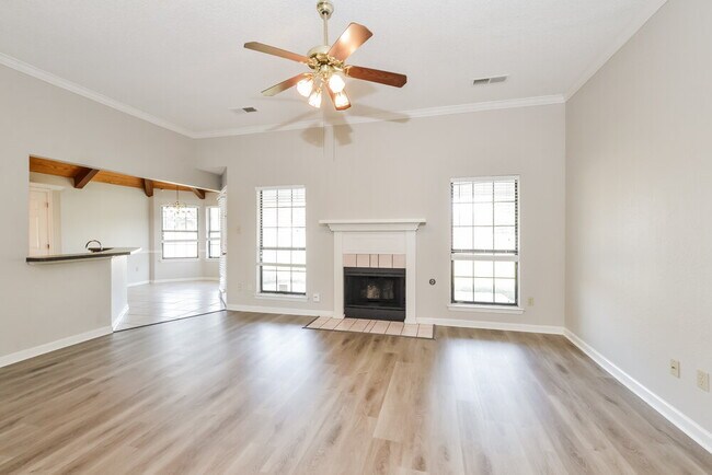 Foto del edificio - 6690 Autumn Wood Cove