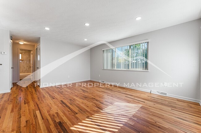 Building Photo - Newly Renovated Half-Duplex with Huge Fenc...