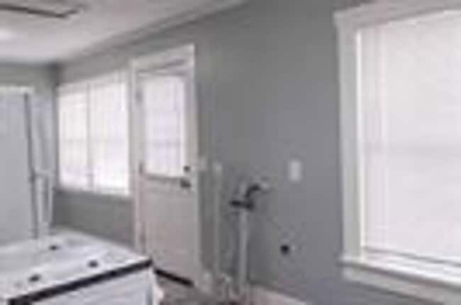 Building Photo - Very cute 2 bedroom 1 bath across the street from Clinton West Elementary School.