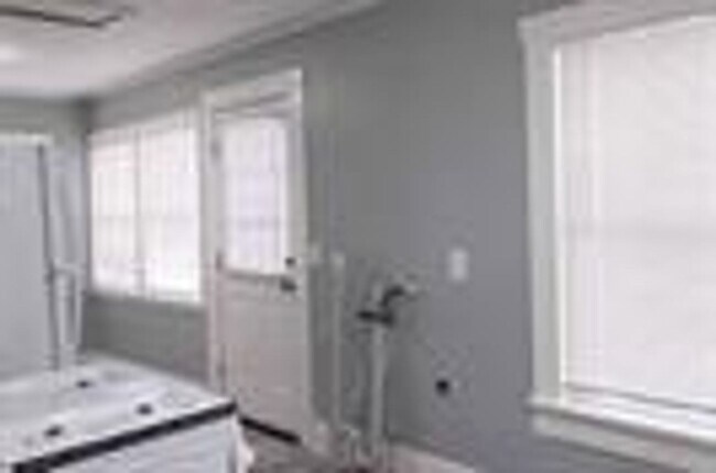 Foto del edificio - Very cute 2 bedroom 1 bath across the street from Clinton West Elementary School.