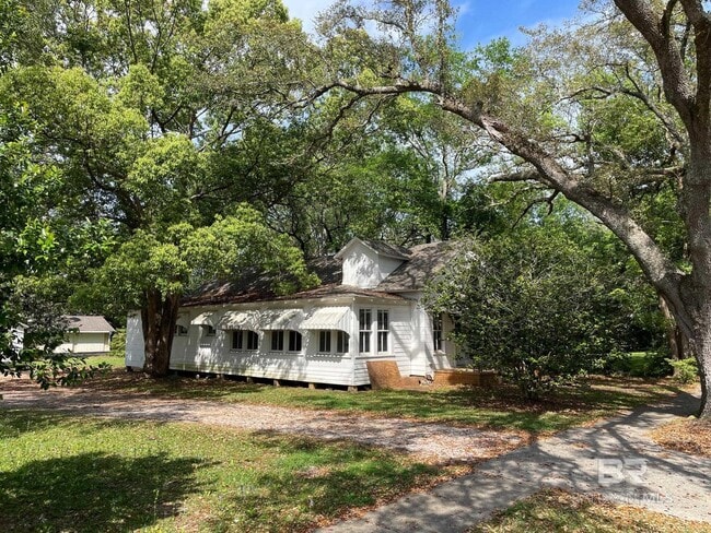 Building Photo - 216 W Rose Ave