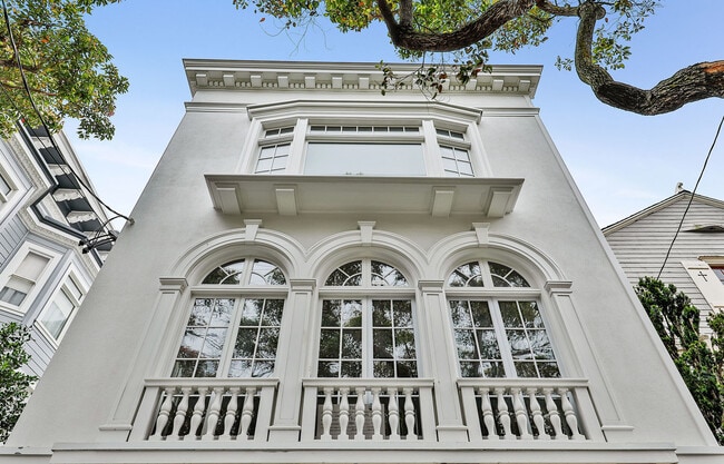 Building Photo - 823 Lake St