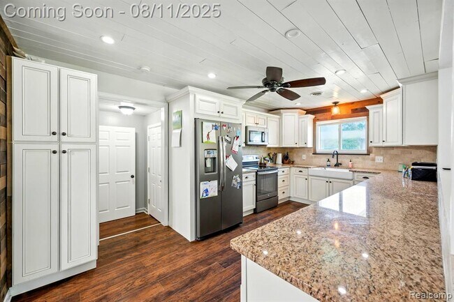 Foto del edificio - 5021 Lakeborn Dr
