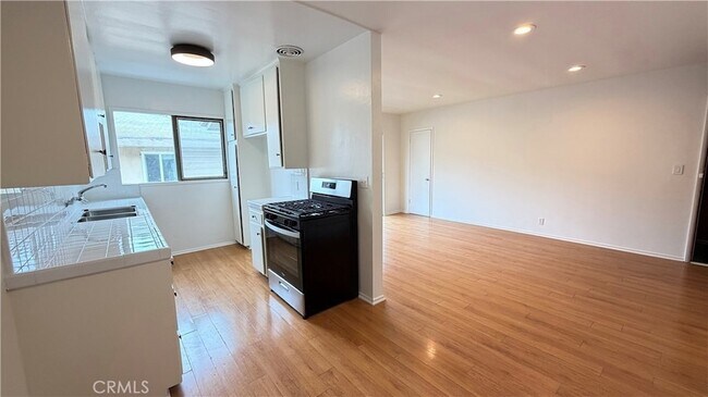 Foto del edificio - 919 N Orange Grove Ave