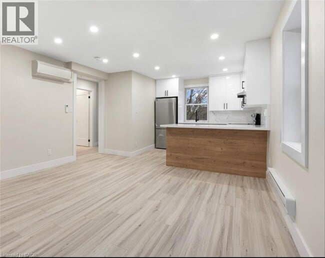 Building Photo - 264 Thayer Ave