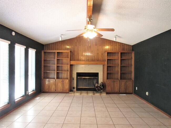 Building Photo - Yukon home for lease!!  3 bed/2 Bathroom w...