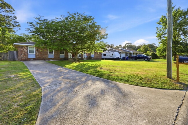 Building Photo - 607 Oakwood Ave