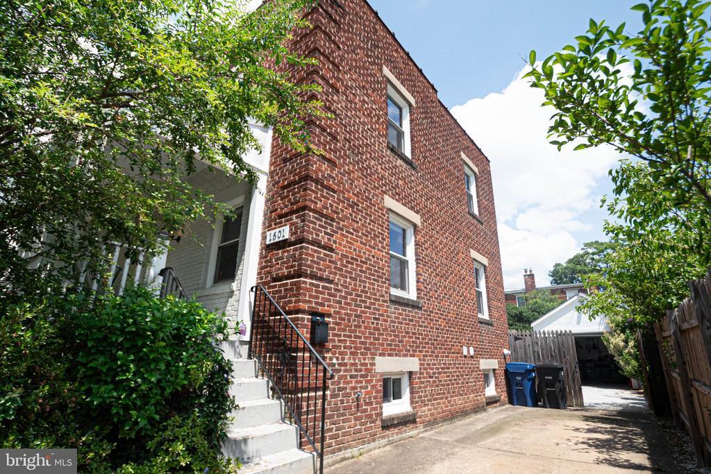 Primary Photo - 1601 Boyle St