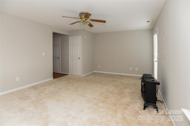 Foto del edificio - 332 Rock Ridge Ln