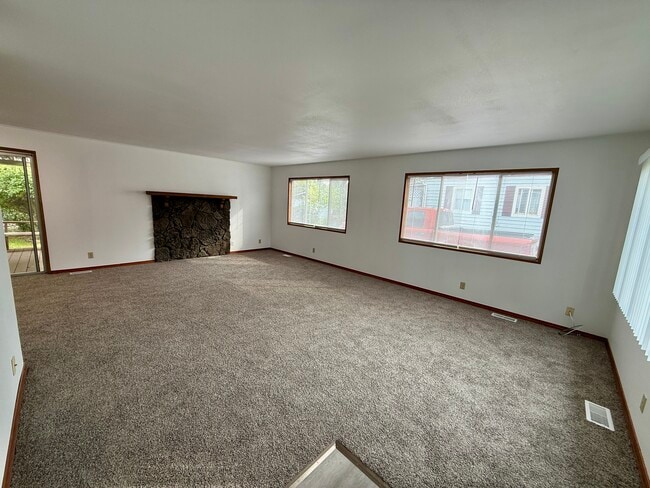 Large Living Room - 625 S Evergreen Rd