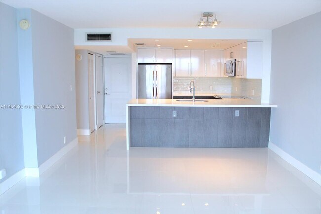 Foto del edificio - 100 Bayview Dr
