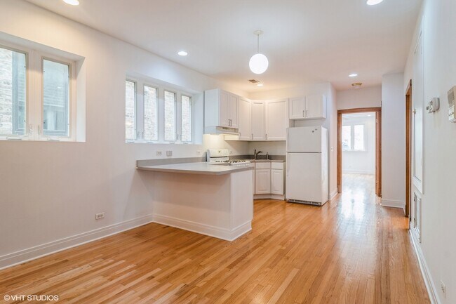 Building Photo - 3522 N Leavitt St