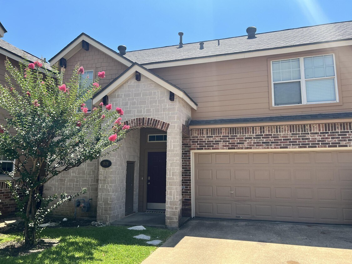 Foto principal - 1808 W Villa Maria Rd