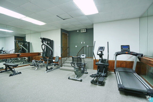 Fitness center - Le Chateau Apartments