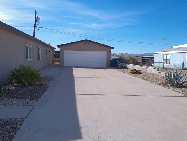 Foto del edificio - Spacious 4 bedroom 2 bath Double wide