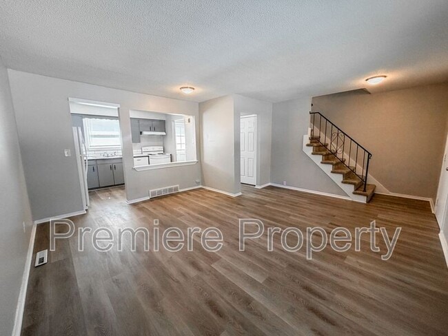 Building Photo - 219 N Oak Dr