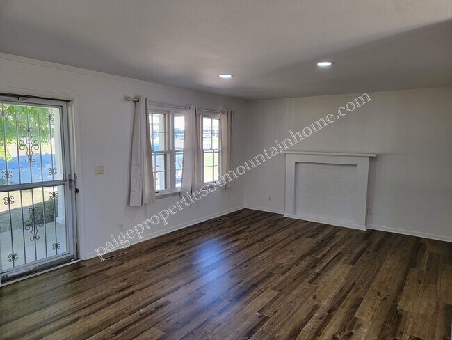 Foto del edificio - 2 Bed 1 Bath Bungalow on College