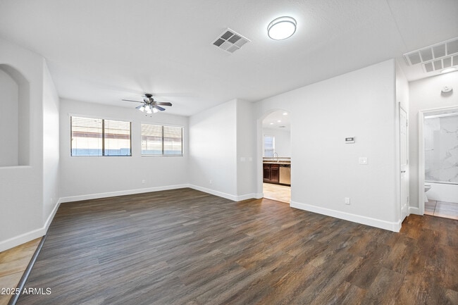 Foto del edificio - 10805 W Woodland Ave