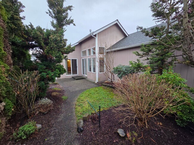 Building Photo - Updated 3-bed, 2-bath rambler in the desirable Lord’s Lake community