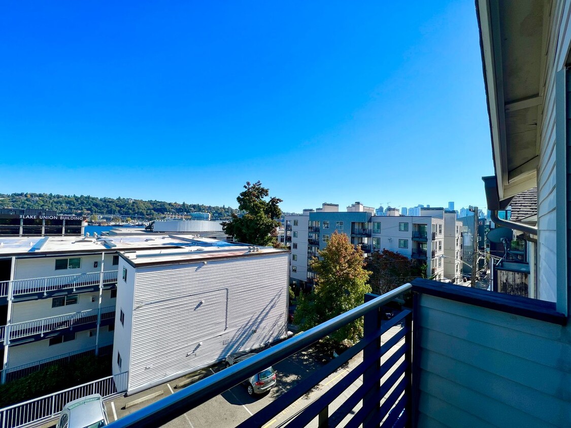Foto principal - Beautiful Water View 2 Bed Home in Queen A...