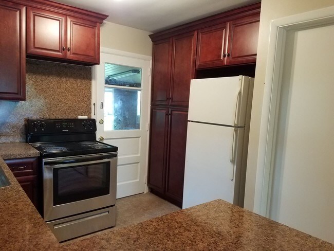 Foto del edificio - 2 br, 1 bath House - 6 Bowman Rd.