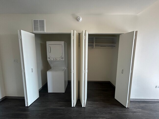 Foto del edificio - 1877 N Milwaukee Ave