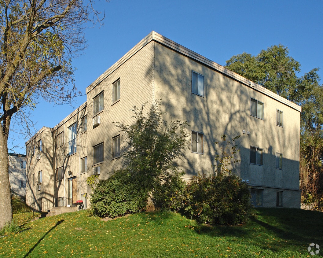 Building Photo - 1495 Rose Ave E