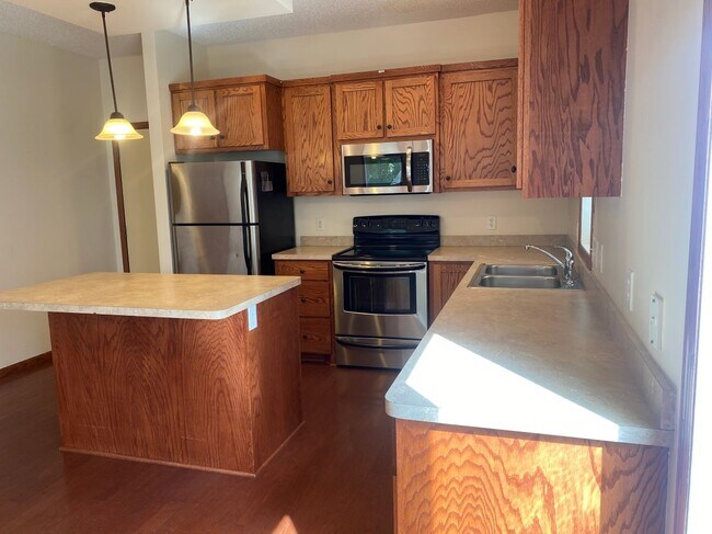 Foto del edificio - 3010 Cottage Ln N