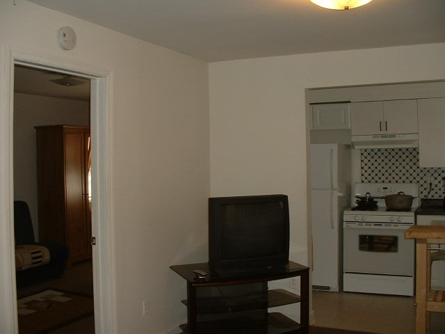VIEW KITCHEN REAR BEDROOM - 2582 Richmond Terrace