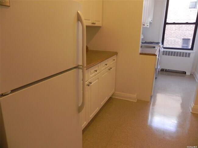 Foto del edificio - 46 Schenck Ave